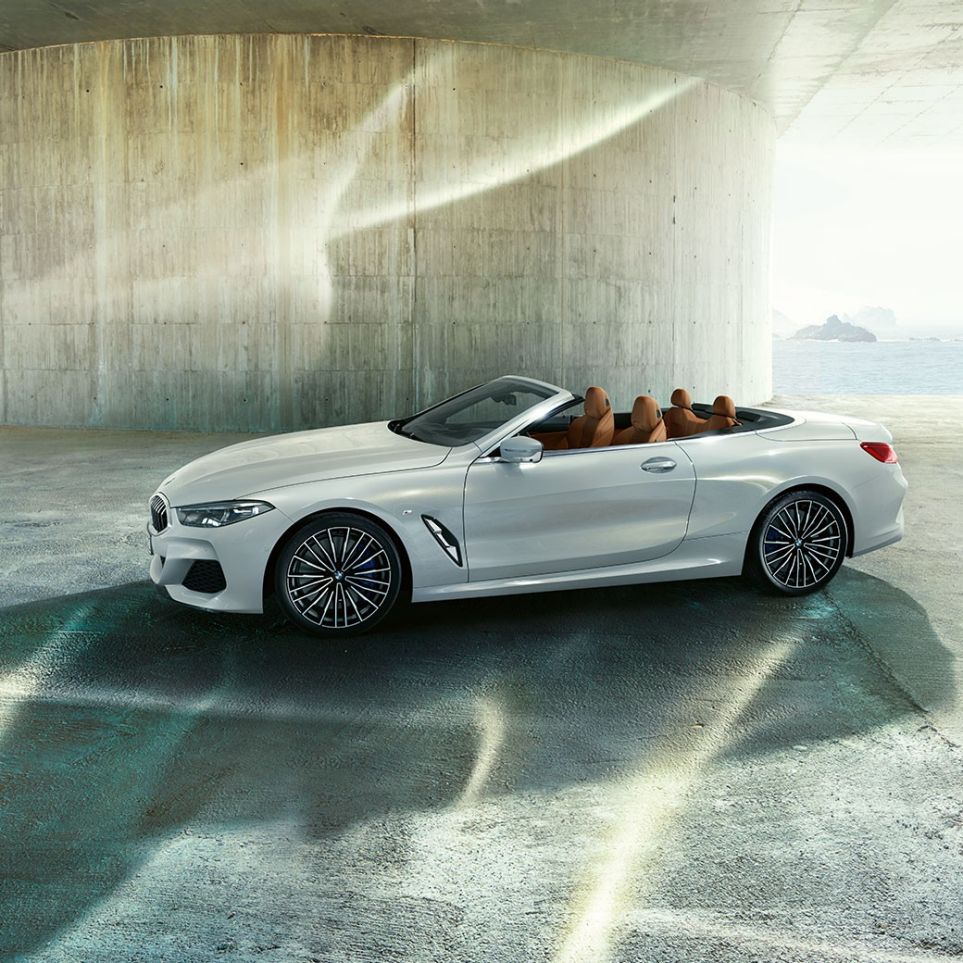 BMW M850i xDrive в Mineral White metallic, изглед отстрани с отворен мек покрив. BMW M850i xDrive в Mineral White metallic, изглед отстрани с отворен мек покрив.