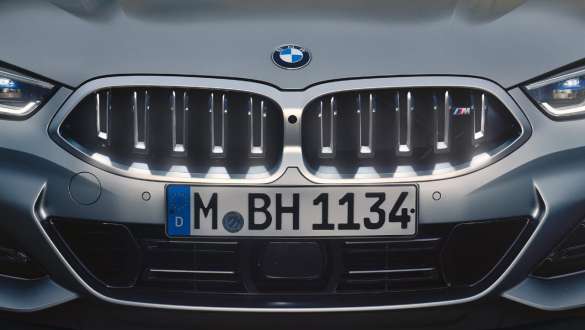 BMW бъбрековидна радиаторна решетка 'Iconic Glow' BMW Серия 8 Кабриолет G14 LCI Facelift 2022 Individual BMW Individual Frozen Pure Grey metallic BMW M850i xDrive BMW Серия 8 Кабриолет G14 LCI фейслифт 2022 BMW Individual Frozen Pure Grey metallic BMW бъбрековидна радиаторна решетка 'Iconic Glow’ изглед отпред