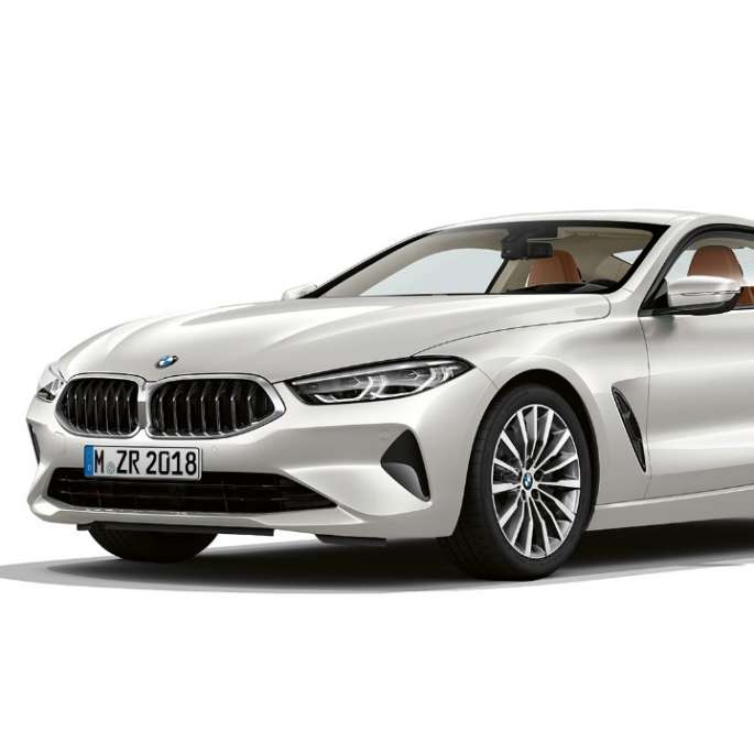 BMW Серия 8 Купе, три четвърти изглед отпред. BMW Серия 8 Купе, Mineral White metallic, три четвърти изглед отпред.