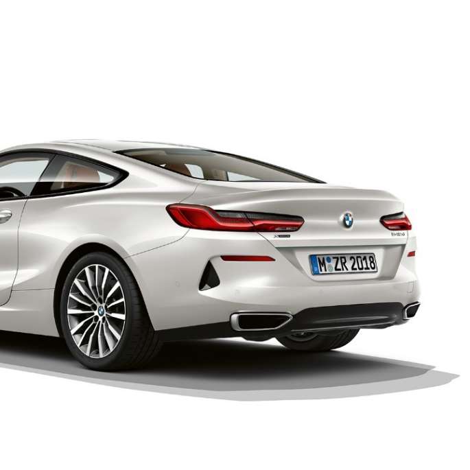BMW Серия 8 Купе, три четвърти изглед отзад. BMW Серия 8 Купе, Mineral White metallic, три четвърти изглед отзад