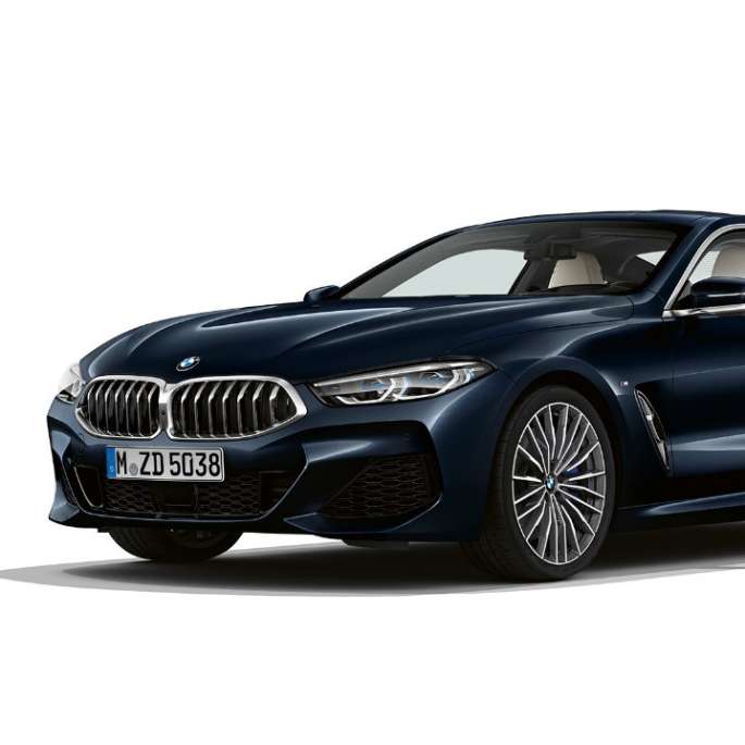 BMW Серия 8 Купе, три четвърти изглед отпред. BMW Серия 8 Купе, Carbon Black metallic, три четвърти изглед отпред.