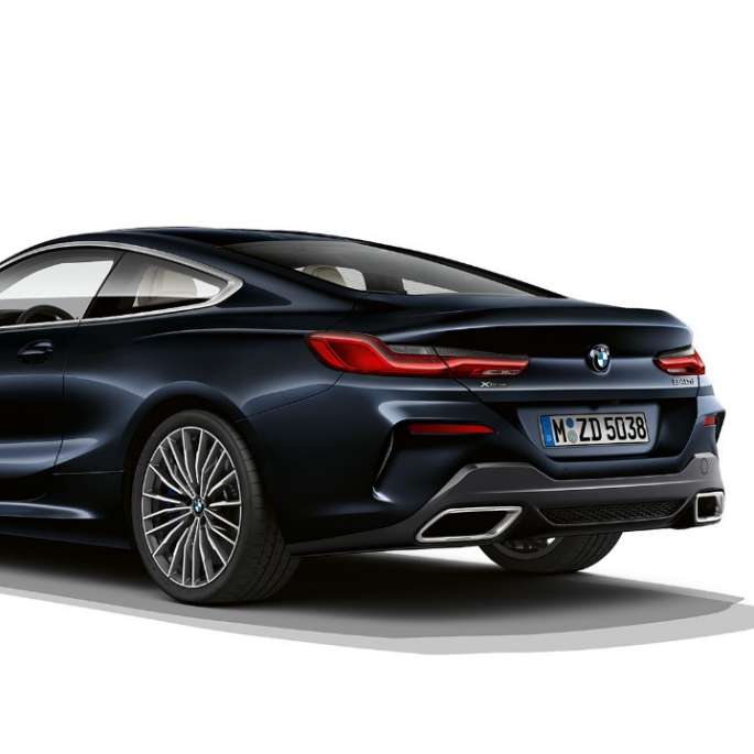 BMW Серия 8 Купе, три четвърти изглед отзад. BMW Серия 8 Купе, Carbon Black metallic, три четвърти изглед отзад.