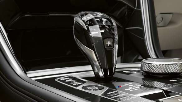 Кристални апликации 'CraftedClarity'. BMW Серия 8 Купе, селектор на трансмисията, кристални апликации 'CraftedClarity'.