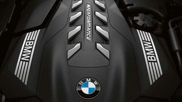 BMW TwinPower Turbo 8-цилиндров бензинов двигател. BMW Серия 8 Купе, изглед отгоре, BMW TwinPower Turbo 8-цилиндров бензинов двигател.