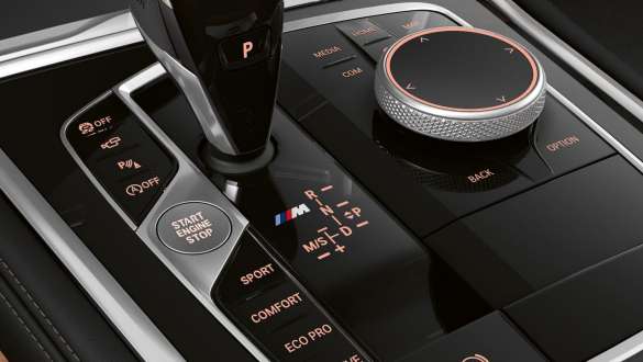 Средна конзола, трансмисия Steptronic Sport. BMW Серия 8 Купе, фокус върху средната конзола, трансмисия Steptronic Sport.