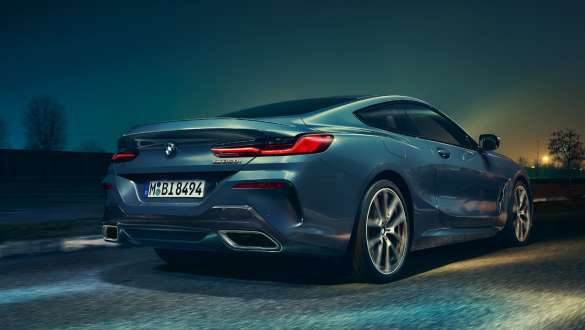 Ауспухови накрайници и задни колела. BMW Серия 8 Купе, изглед ниско отзад, ауспухови накрайници и задни колела.