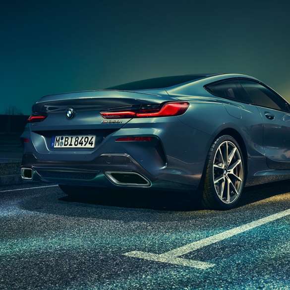 BMW Серия 8 Купе, три четвърти снимка отзад. BMW Серия 8 Купе, три четвърти снимка отзад в покой на фона на нощта.