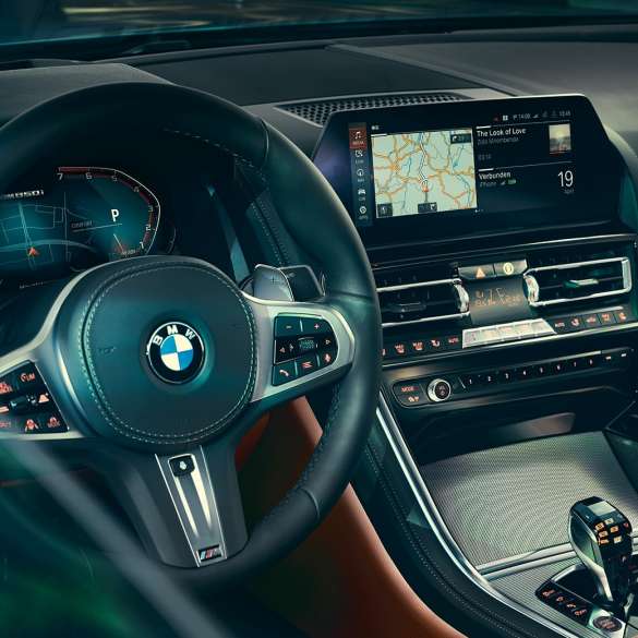 BMW Серия 8 Купе, кокпит. BMW Серия 8 Купе, кокпит, снимка отблизо на волана и контролния дисплей.