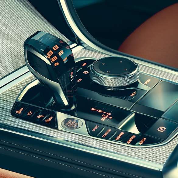 BMW Серия 8 Купе, интериор. BMW Серия 8 Купе, интериор, снимка отблизо на селектора на трансмисията.