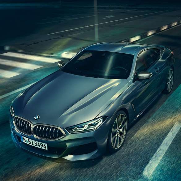 BMW Серия 8 Купе, три четвърти изглед отпред. BMW Серия 8 Купе, три четвърти изглед отпред, снимка в покой с поглед към предния капак.