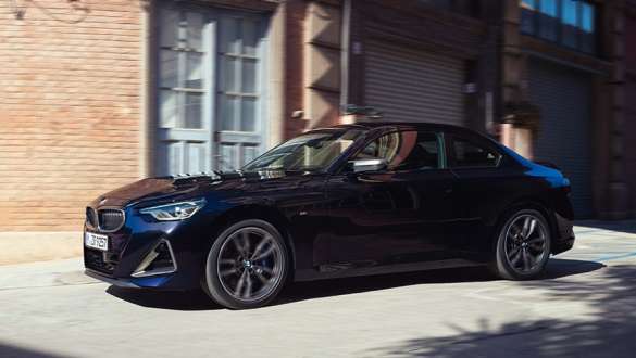 Три четвърти изглед отстрани BMW M240i xDrive Купе G42 2021 трансмисия Steptronic Sport BMW M240i xDrive Купе 2021 Black Sapphire metallic три четвърти изглед отстрани трансмисия Steptronic Sport