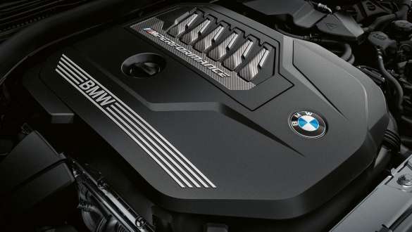 BMW М TwinPower Turbo редови 6-цилиндров бензинов двигател BMW M240i xDrive Купе G42 2021 BMW M240i xDrive Купе G42 2021 BMW М TwinPower Turbo редови 6-цилиндров бензинов двигател снимка отблизо