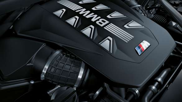 BMW X5 M60i xDrive G05 MP М TwinPower Turbo 8-цилиндров бензинов двигател BMW X5 M60i xDrive G05 MP М TwinPower Turbo 8-цилиндров бензинов двигател снимка отблизо