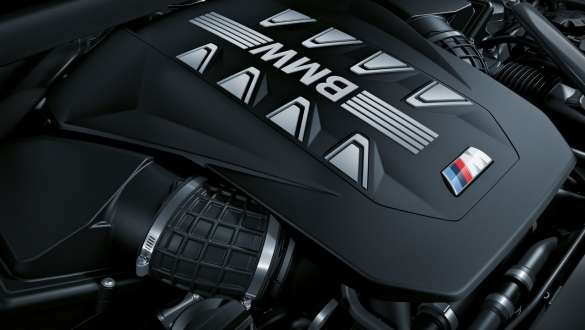 BMW X6 M60i xDrive G06 MP М TwinPower Turbo 8-цилиндров бензинов двигател BMW X6 M60i xDrive G06 MP М TwinPower Turbo 8-цилиндров бензинов двигател снимка отблизо