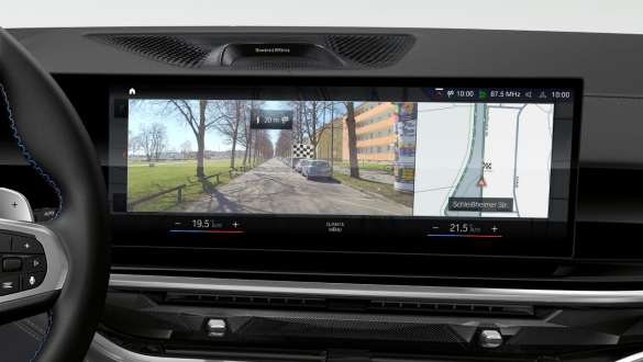 BMW X6 M60i xDrive G06 MP Augmented Reality Navigation BMW X6 M60i xDrive G06 MP Augmented Reality Navigation снимка отблизо