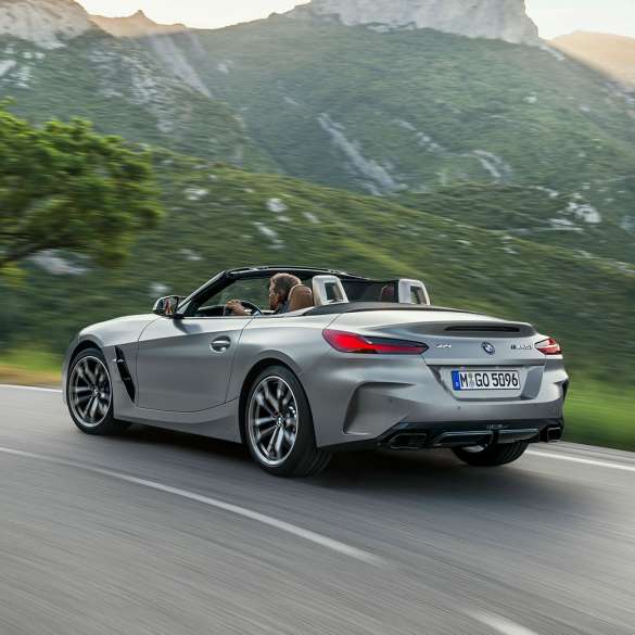 Динамиката на BMW Z4 M40i G29 BMW Z4 Roadster M40i G29 2019 BMW Individual Frozen Grey metallic в движение, три четвърти изглед отзад