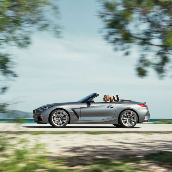 Екстериорът на BMW Z4 M40i G29 BMW Z4 Roadster M40i G29 2019 Кабриолет BMW Individual Frozen Grey metallic изглед отстрани