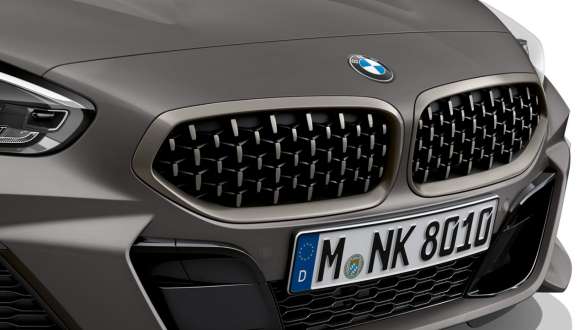 Двойна бъбрековидна радиаторна решетка BMW Z4 M40i Роудстър G29 Двойна бъбрековидна радиаторна решетка в Mesh дизайн BMW Z4 M40i Роудстър G29 2019 BMW Individual Frozen Grey metallic снимка отблизо отпред