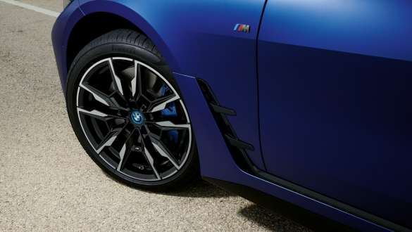 M Спортни спирачки BMW i4 M50 G26 2021 M Спортни спирачки BMW i4 M50 G26 2021 BMW Individual Frozen Portimao Blue metallic снимка отблизо джанта отгоре