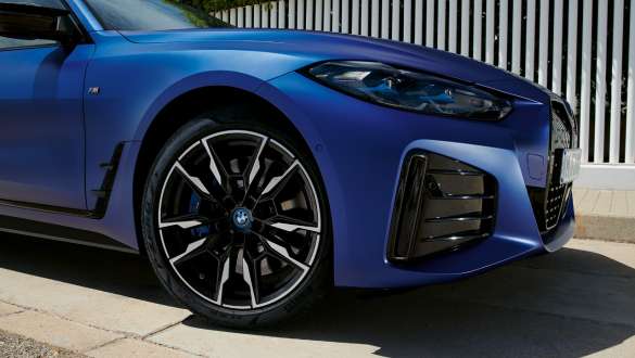 BMW xDrive BMW i4 M50 G26 2021 BMW xDrive BMW i4 M50 G26 2021 BMW Individual Frozen Portimao Blue metallic три четвърти изглед отзад в движение
