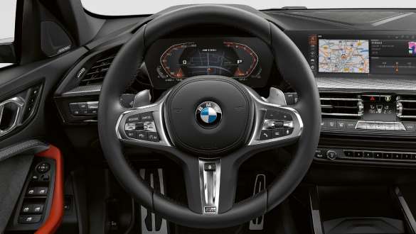 М Спортно кормилно управление. BMW M135i xDrive с М Спортно кормилно управление.