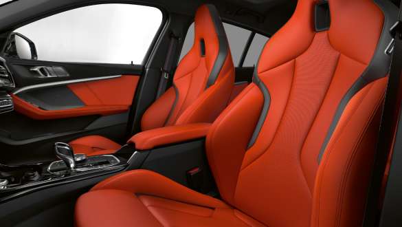 М Спортни седалки. BMW M135i xDrive интериор с М Спортни предни седалки.