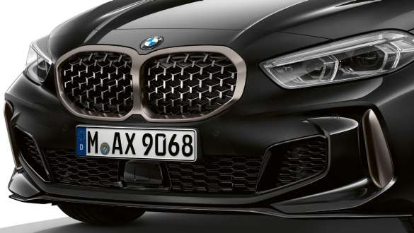 BMW бъбрековидна радиаторна решетка в Mesh дизайн. BMW M135i xDrive в Black Sapphire metallic с BMW бъбрековидна радиаторна решетка в Mesh дизайн в Cerium Grey.