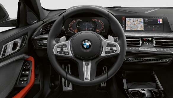 М кожен волан. BMW M135i xDrive кокпит с М кожен волан.