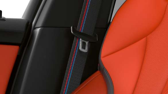 М предпазни колани. BMW M135i xDrive интериор с М предпазни колани.