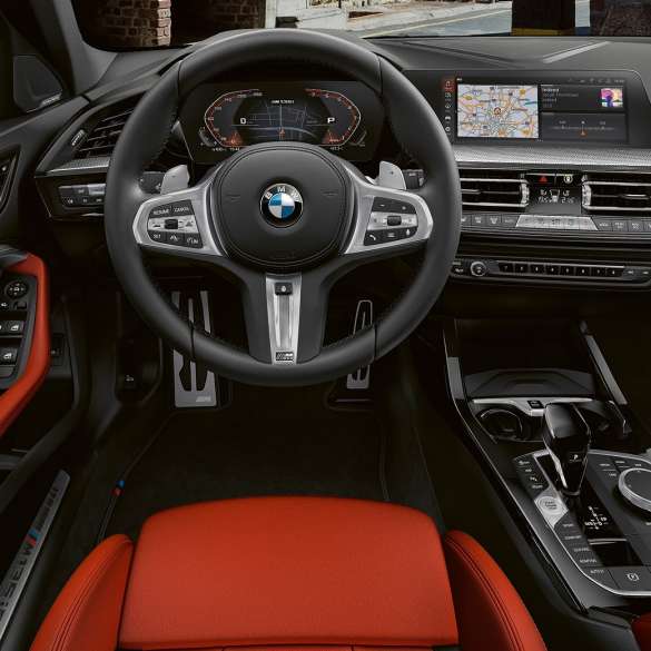 BMW M135i xDrive интериор. BMW M135i xDrive интериор с М кожен волан и М Спортни седалки.