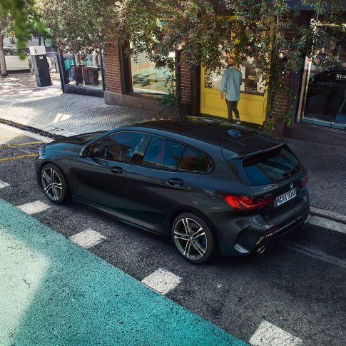 BMW M135i xDrive, паркирано BMW M135i xDrive в Black Sapphire metallic паркирано, изглед отстрани от „птичи поглед“
