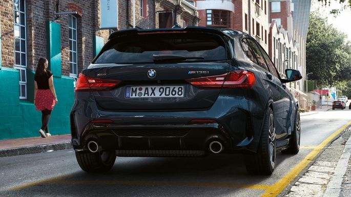 BMW M135i xDrive, изглед отзад BMW M135i xDrive в Black Sapphire metallic паркирано, изглед отзад