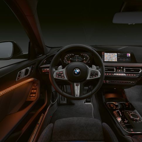 BMW M135i xDrive, кокпит. BMW M135i xDrive премиум интериор с осветени интериорни лайстни.