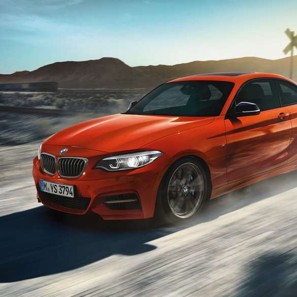 Дизайн BMW M240i Купе Дизайн BMW M240i Купе F22 2017 Sunset Orange metallic три четвърти изглед отпред