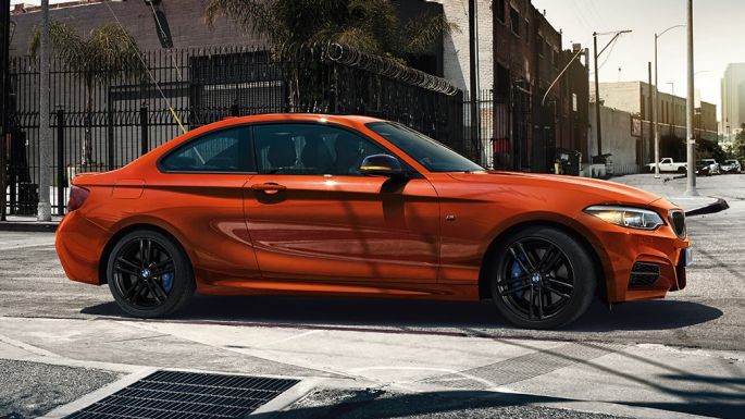 Автомобилен дизайн BMW M240i Купе Автомобилен дизайн BMW M240i Купе F22 2017 Sunset Orange metallic изглед отстрани