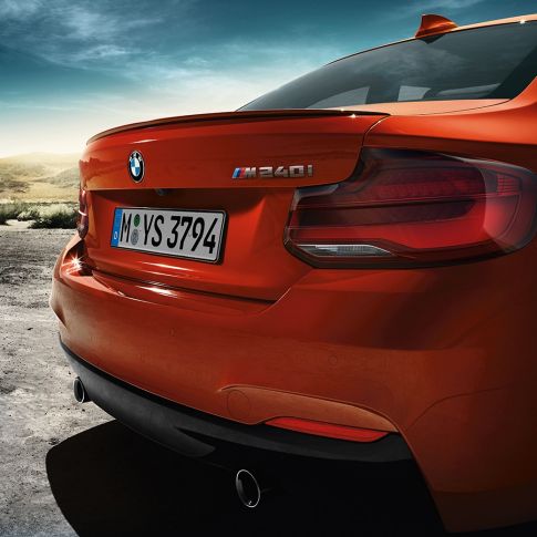 Заден дизайн BMW M240i Купе Заден дизайн BMW M240i Купе F22 2017 Sunset Orange metallic три четвърти изглед отзад