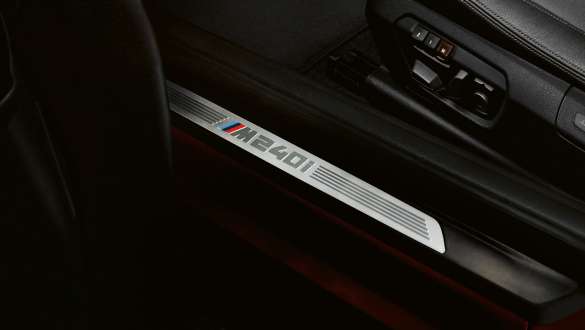 Лайстни на праговете с надпис M240i BMW M240i Купе Лайстни на праговете с надпис M240i BMW M240i Купе F22 2017 Sunset Orange metallic снимка отблизо