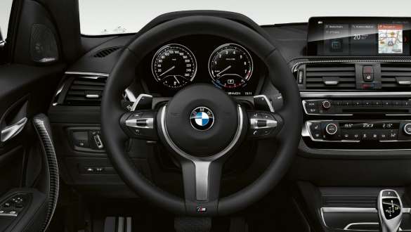 Променливо спортно кормилно управление BMW M240i Купе Променливо спортно кормилно управление BMW M240i Купе F22 2017 Sunset Orange metallic снимка отблизо