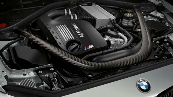 High-Performance двигател BMW M2 Competition High-Performance M TwinPower Turbo 6-цилиндров бензинов двигател BMW M2 Competition F87 2018 Hockenheim Silver metallic снимка отблизо