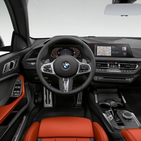 Кокпит BMW M235i xDrive Гран Купе Ориентиран към водача кокпит BMW M235i xDrive Гран Купе 2020 F44 интериор