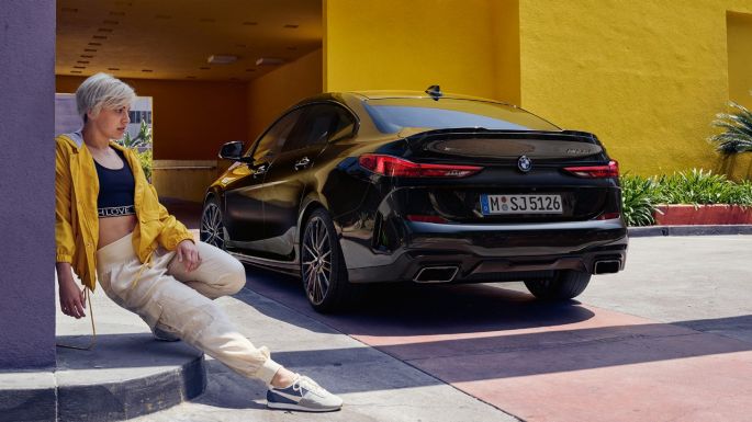Атлетична задна част BMW M235i xDrive Гран Купе Атлетична задна част BMW M235i xDrive Гран Купе 2020 Black Sapphire metallic F44, три четвърти изглед отзад