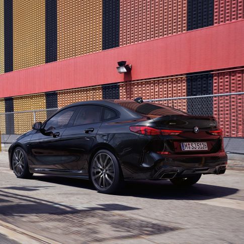 Линия на купе BMW M235i xDrive Гран Купе Линия на купе BMW M235i xDrive Гран Купе 2020 Black Sapphire metallic F44, три четвърти изглед отстрани