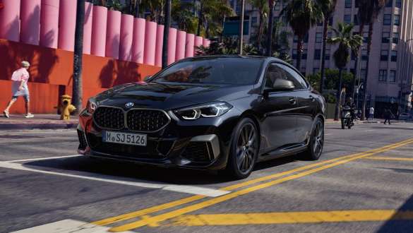 BMW M235i xDrive Гран Купе с Performance Control BMW M235i xDrive Гран Купе с Performance Control Black Sapphire metallic F44 три четвърти изглед отпред