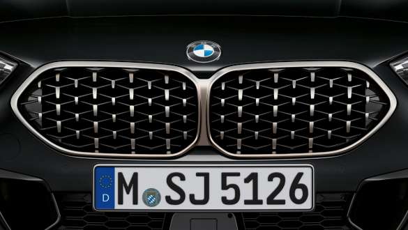 BMW бъбрековидна радиаторна решетка с Mesh дизайн BMW M235i xDrive Гран Купе BMW бъбрековидна радиаторна решетка с Mesh дизайн BMW M235i xDrive Гран Купе 2020 Black Sapphire metallic F44 снимка отблизо