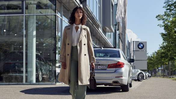 Жена пред дилърство на BMW BMW Service Inclusive жена пред дилърство на BMW