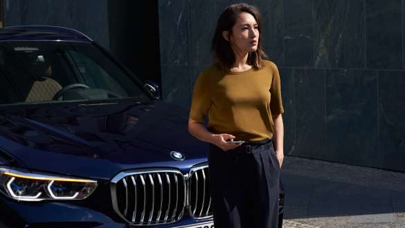 Жена пред BMW BMW Пътна помощ и помощ при произшествие жена пред BMW
