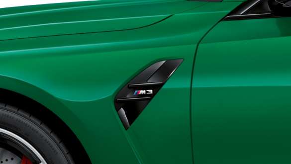 М хриле BMW M3 Седан G80 2020 BMW M3 Седан G80 2020 Isle of Man Green metallic М хриле снимка отблизо