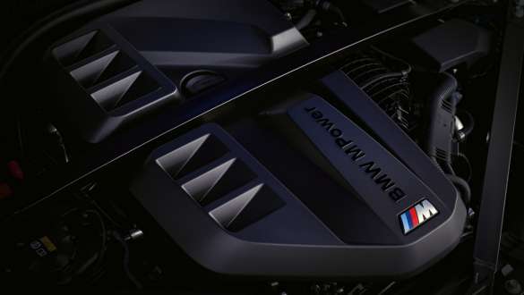 High-Performance BMW M TwinPower Turbo редови 6-цилиндров бензинов двигател BMW M4 Competition Кабриолет с М xDrive G83 2021 BMW M4 Competition Кабриолет с М xDrive 2021 High-Performance BMW М TwinPower Turbo редови 6-цилиндров бензинов двигател снимка отблизо капак на двигателя
