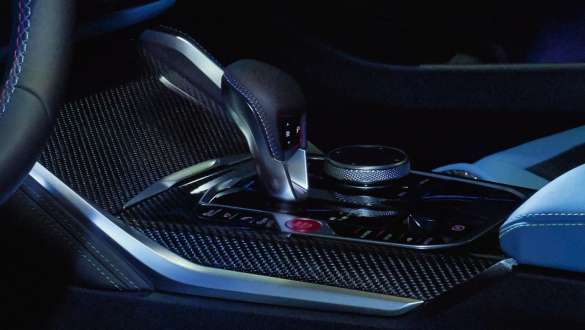 8-степенна трансмисия M Steptronic BMW M4 Competition Купе G82 2020 BMW M4 Competition Купе G82 2020 2020 8-степенна трансмисия M Steptronic снимка отблизо на средната конзола интериор