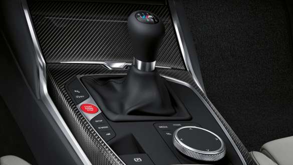 Механична М скоростна кутия и задно задвижване BMW M4 Купе G82 2020 BMW M4 Купе G82 2020 2020 6-степенна механична М скоростна кутия и задно задвижване снимка отблизо на скоростния лост
